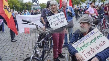 Zum Antikriegstag 2025 in Köln: Frieden schaffen, Aufrüstung s | jovofoto | <a href=/confor2/?bld=95454&t=d&pst=95437&aid=23&dc=1535&i1=jovofoto><strong>Download Bild 95454...</strong></a> |