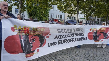 Zum Antikriegstag 2025 in Köln: Frieden schaffen, Aufrüstung s | jovofoto | <a href=/confor2/?bld=95456&t=d&pst=95437&aid=23&dc=1535&i1=jovofoto><strong>Download Bild 95456...</strong></a> |