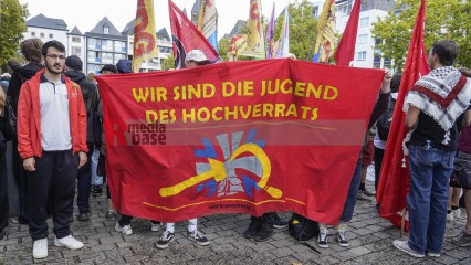 Zum Antikriegstag 2025 in Köln: Frieden schaffen, Aufrüstung s | jovofoto | <a href=/confor2/?bld=95457&t=d&pst=95437&aid=23&dc=1535&i1=jovofoto><strong>Download Bild 95457...</strong></a> |