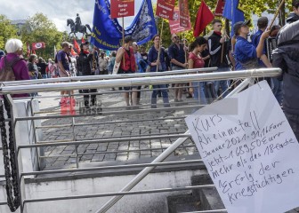 Zum Antikriegstag 2025 in Köln: Frieden schaffen, Aufrüstung s | jovofoto | <a href=/confor2/?bld=95460&t=d&pst=95437&aid=23&dc=1535&i1=jovofoto><strong>Download Bild 95460...</strong></a> |