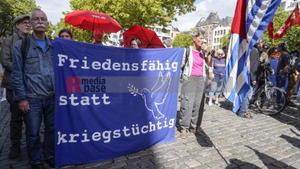 Zum Antikriegstag 2025 in Köln: Frieden schaffen, Aufrüstung s | jovofoto | <a href=/confor2/?bld=95461&t=d&pst=95437&aid=23&dc=1535&i1=jovofoto><strong>Download Bild 95461...</strong></a> |
