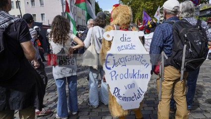 Zum Antikriegstag 2025 in Köln: Frieden schaffen, Aufrüstung s | jovofoto | <a href=/confor2/?bld=95463&t=d&pst=95437&aid=23&dc=1536&i1=jovofoto><strong>Download Bild 95463...</strong></a> |