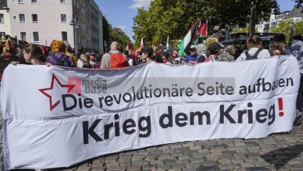 Zum Antikriegstag 2025 in Köln: Frieden schaffen, Aufrüstung s | jovofoto | <a href=/confor2/?bld=95466&t=d&pst=95437&aid=23&dc=1536&i1=jovofoto><strong>Download Bild 95466...</strong></a> |