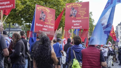 Zum Antikriegstag 2025 in Köln: Frieden schaffen, Aufrüstung s | jovofoto | <a href=/confor2/?bld=95467&t=d&pst=95437&aid=23&dc=1536&i1=jovofoto><strong>Download Bild 95467...</strong></a> |