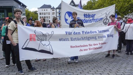 Zum Antikriegstag 2025 in Köln: Frieden schaffen, Aufrüstung s | jovofoto | <a href=/confor2/?bld=95468&t=d&pst=95437&aid=23&dc=1536&i1=jovofoto><strong>Download Bild 95468...</strong></a> |