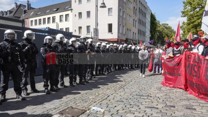 Zum Antikriegstag 2025 in Köln: Frieden schaffen, Aufrüstung s | jovofoto | <a href=/confor2/?bld=95469&t=d&pst=95437&aid=23&dc=1536&i1=jovofoto><strong>Download Bild 95469...</strong></a> |