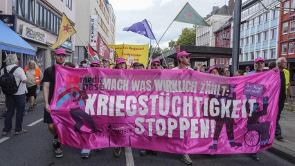 Zum Antikriegstag 2025 in Köln: Frieden schaffen, Aufrüstung s | jovofoto | <a href=/confor2/?bld=95472&t=d&pst=95437&aid=23&dc=1536&i1=jovofoto><strong>Download Bild 95472...</strong></a> |