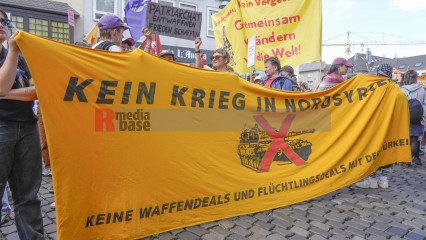 Zum Antikriegstag 2025 in Köln: Frieden schaffen, Aufrüstung s | jovofoto | <a href=/confor2/?bld=95473&t=d&pst=95437&aid=23&dc=1536&i1=jovofoto><strong>Download Bild 95473...</strong></a> |