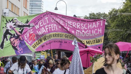 Zum Antikriegstag 2025 in Köln: Frieden schaffen, Aufrüstung s | jovofoto | <a href=/confor2/?bld=95474&t=d&pst=95437&aid=23&dc=1536&i1=jovofoto><strong>Download Bild 95474...</strong></a> |