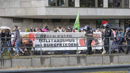 Zum Antikriegstag 2025 in Köln: Frieden schaffen, Aufrüstung s | jovofoto | <a href=/confor2/?bld=95475&t=d&pst=95437&aid=23&dc=1536&i1=jovofoto><strong>Download Bild 95475...</strong></a> |