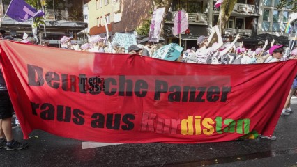 Zum Antikriegstag 2025 in Köln: Frieden schaffen, Aufrüstung s | jovofoto | <a href=/confor2/?bld=95477&t=d&pst=95437&aid=23&dc=1536&i1=jovofoto><strong>Download Bild 95477...</strong></a> |