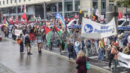 Zum Antikriegstag 2025 in Köln: Frieden schaffen, Aufrüstung s | jovofoto | <a href=/confor2/?bld=95478&t=d&pst=95437&aid=23&dc=1536&i1=jovofoto><strong>Download Bild 95478...</strong></a> |