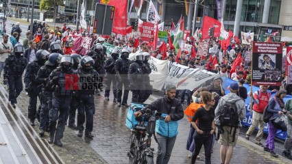 Zum Antikriegstag 2025 in Köln: Frieden schaffen, Aufrüstung s | jovofoto | <a href=/confor2/?bld=95479&t=d&pst=95437&aid=23&dc=1536&i1=jovofoto><strong>Download Bild 95479...</strong></a> |