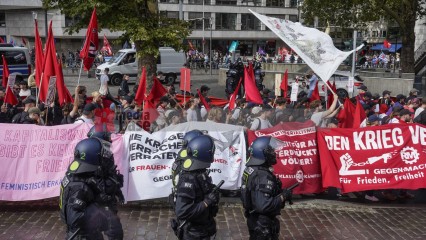 Zum Antikriegstag 2025 in Köln: Frieden schaffen, Aufrüstung s | jovofoto | <a href=/confor2/?bld=95480&t=d&pst=95437&aid=23&dc=1536&i1=jovofoto><strong>Download Bild 95480...</strong></a> |