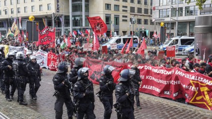 Zum Antikriegstag 2025 in Köln: Frieden schaffen, Aufrüstung s | jovofoto | <a href=/confor2/?bld=95481&t=d&pst=95437&aid=23&dc=1536&i1=jovofoto><strong>Download Bild 95481...</strong></a> |