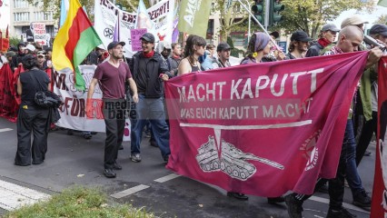 Zum Antikriegstag 2025 in Köln: Frieden schaffen, Aufrüstung s | jovofoto | <a href=/confor2/?bld=95482&t=d&pst=95437&aid=23&dc=1536&i1=jovofoto><strong>Download Bild 95482...</strong></a> |