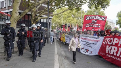 Zum Antikriegstag 2025 in Köln: Frieden schaffen, Aufrüstung s | jovofoto | <a href=/confor2/?bld=95483&t=d&pst=95437&aid=23&dc=1536&i1=jovofoto><strong>Download Bild 95483...</strong></a> |