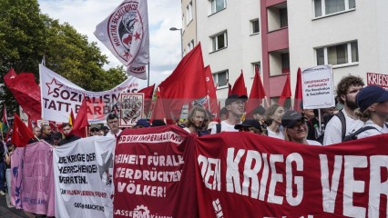 Zum Antikriegstag 2025 in Köln: Frieden schaffen, Aufrüstung s | jovofoto | <a href=/confor2/?bld=95484&t=d&pst=95437&aid=23&dc=1536&i1=jovofoto><strong>Download Bild 95484...</strong></a> |