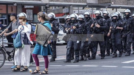 Zum Antikriegstag 2025 in Köln: Frieden schaffen, Aufrüstung s | jovofoto | <a href=/confor2/?bld=95485&t=d&pst=95437&aid=23&dc=1536&i1=jovofoto><strong>Download Bild 95485...</strong></a> |