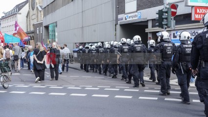 Zum Antikriegstag 2025 in Köln: Frieden schaffen, Aufrüstung s | jovofoto | <a href=/confor2/?bld=95486&t=d&pst=95437&aid=23&dc=1536&i1=jovofoto><strong>Download Bild 95486...</strong></a> |