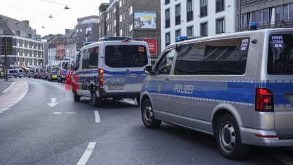 Zum Antikriegstag 2025 in Köln: Frieden schaffen, Aufrüstung s | jovofoto | <a href=/confor2/?bld=95487&t=d&pst=95437&aid=23&dc=1536&i1=jovofoto><strong>Download Bild 95487...</strong></a> |