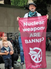 Hiroshima-Gedenken in Dortmund mit IPPNW, attac, AWO , Greenpeace
und dem Dortmunder Friedensforum am 6. August 2025 | Bitzel / R-mediabase | <a href=/confor2/?bld=95188&t=d&pst=95186&aid=70&dc=1614&i1=Bitzel%20/%20R-mediabase><strong>Download Bild 95188...</strong></a> |