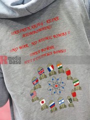 Hiroshima-Gedenken in Dortmund mit IPPNW, attac, AWO , Greenpeace
und dem Dortmunder Friedensforum am 6. August 2025 | Bitzel / R-mediabase | <a href=/confor2/?bld=95187&t=d&pst=95186&aid=70&dc=1614&i1=Bitzel%20/%20R-mediabase><strong>Download Bild 95187...</strong></a> |