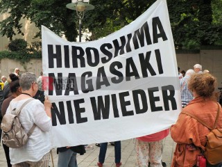 Hiroshima-Gedenken in Dortmund mit IPPNW, attac, AWO , Greenpeace
und dem Dortmunder Friedensforum am 6. August 2025 | Bitzel / R-mediabase | <a href=/confor2/?bld=95195&t=d&pst=95186&aid=70&dc=1614&i1=Bitzel%20/%20R-mediabase><strong>Download Bild 95195...</strong></a> |