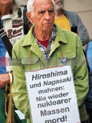 Hiroshima-Gedenken in Dortmund mit IPPNW, attac, AWO , Greenpeace
und dem Dortmunder Friedensforum am 6. August 2025 | Bitzel / R-mediabase | <a href=/confor2/?bld=95198&t=d&pst=95186&aid=70&dc=1614&i1=Bitzel%20/%20R-mediabase><strong>Download Bild 95198...</strong></a> |