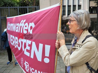Hiroshima-Gedenken in Dortmund mit IPPNW, attac, AWO , Greenpeace
und dem Dortmunder Friedensforum am 6. August 2025 | Bitzel / R-mediabase | <a href=/confor2/?bld=95197&t=d&pst=95186&aid=70&dc=1614&i1=Bitzel%20/%20R-mediabase><strong>Download Bild 95197...</strong></a> |