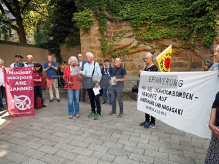 Hiroshima-Gedenken in Dortmund mit IPPNW, attac, AWO , Greenpeace
und dem Dortmunder Friedensforum am 6. August 2025 | Bitzel / R-mediabase | <a href=/confor2/?bld=95200&t=d&pst=95186&aid=70&dc=1614&i1=Bitzel%20/%20R-mediabase><strong>Download Bild 95200...</strong></a> |