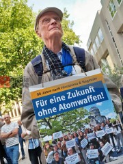 Hiroshima-Gedenken in Dortmund mit IPPNW, attac, AWO , Greenpeace
und dem Dortmunder Friedensforum am 6. August 2025 | Bitzel / R-mediabase | <a href=/confor2/?bld=95201&t=d&pst=95186&aid=70&dc=1614&i1=Bitzel%20/%20R-mediabase><strong>Download Bild 95201...</strong></a> |