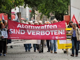 Hiroshima-Gedenken in Dortmund mit IPPNW, attac, AWO , Greenpeace
und dem Dortmunder Friedensforum am 6. August 2025 | Bitzel / R-mediabase | <a href=/confor2/?bld=95203&t=d&pst=95186&aid=70&dc=1614&i1=Bitzel%20/%20R-mediabase><strong>Download Bild 95203...</strong></a> |