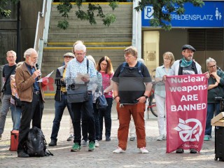 Hiroshima-Gedenken in Dortmund mit IPPNW, attac, AWO , Greenpeace
und dem Dortmunder Friedensforum am 6. August 2025 | Bitzel / R-mediabase | <a href=/confor2/?bld=95205&t=d&pst=95186&aid=70&dc=1614&i1=Bitzel%20/%20R-mediabase><strong>Download Bild 95205...</strong></a> |