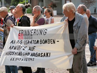 Hiroshima-Gedenken in Dortmund mit IPPNW, attac, AWO , Greenpeace
und dem Dortmunder Friedensforum am 6. August 2025 | Bitzel / R-mediabase | <a href=/confor2/?bld=95207&t=d&pst=95186&aid=70&dc=1614&i1=Bitzel%20/%20R-mediabase><strong>Download Bild 95207...</strong></a> |