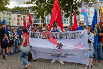 Rheinmetall Entwaffnen Kölner Parade gegen den Krieg. Zusammen gegen die Militarisierung der Gesellschaft | redpicture / R-mediabase | <a href=/confor2/?bld=95535&t=d&pst=95496&aid=81&dc=1645&i1=redpicture%20/%20R-mediabase><strong>Download Bild 95535...</strong></a> |