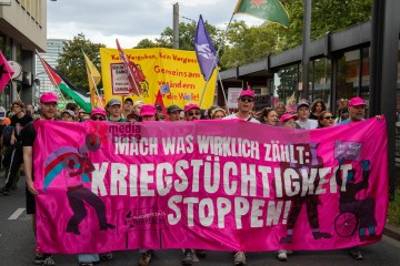 Rheinmetall Entwaffnen Kölner Parade gegen den Krieg. Zusammen gegen die Militarisierung der Gesellschaft | redpicture / R-mediabase | <a href=/confor2/?bld=95536&t=d&pst=95496&aid=81&dc=1645&i1=redpicture%20/%20R-mediabase><strong>Download Bild 95536...</strong></a> |