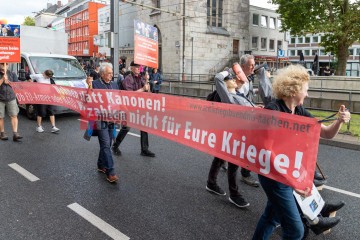 Rheinmetall Entwaffnen Kölner Parade gegen den Krieg. Zusammen gegen die Militarisierung der Gesellschaft | redpicture / R-mediabase | <a href=/confor2/?bld=95538&t=d&pst=95496&aid=81&dc=1645&i1=redpicture%20/%20R-mediabase><strong>Download Bild 95538...</strong></a> |