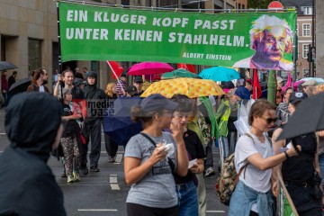 Rheinmetall Entwaffnen Kölner Parade gegen den Krieg. Zusammen gegen die Militarisierung der Gesellschaft | redpicture / R-mediabase | <a href=/confor2/?bld=95537&t=d&pst=95496&aid=81&dc=1645&i1=redpicture%20/%20R-mediabase><strong>Download Bild 95537...</strong></a> |