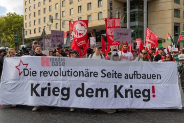 Rheinmetall Entwaffnen Kölner Parade gegen den Krieg. Zusammen gegen die Militarisierung der Gesellschaft | redpicture / R-mediabase | <a href=/confor2/?bld=95541&t=d&pst=95496&aid=81&dc=1645&i1=redpicture%20/%20R-mediabase><strong>Download Bild 95541...</strong></a> |