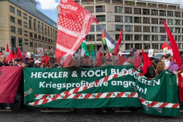 Rheinmetall Entwaffnen Kölner Parade gegen den Krieg. Zusammen gegen die Militarisierung der Gesellschaft | redpicture / R-mediabase | <a href=/confor2/?bld=95542&t=d&pst=95496&aid=81&dc=1645&i1=redpicture%20/%20R-mediabase><strong>Download Bild 95542...</strong></a> |