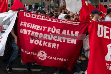 Rheinmetall Entwaffnen Kölner Parade gegen den Krieg. Zusammen gegen die Militarisierung der Gesellschaft | redpicture / R-mediabase | <a href=/confor2/?bld=95543&t=d&pst=95496&aid=81&dc=1645&i1=redpicture%20/%20R-mediabase><strong>Download Bild 95543...</strong></a> |