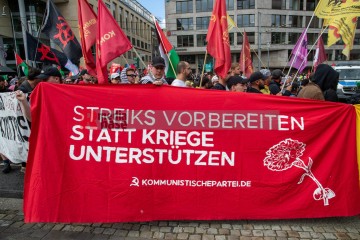 Rheinmetall Entwaffnen Kölner Parade gegen den Krieg. Zusammen gegen die Militarisierung der Gesellschaft | redpicture / R-mediabase | <a href=/confor2/?bld=95544&t=d&pst=95496&aid=81&dc=1645&i1=redpicture%20/%20R-mediabase><strong>Download Bild 95544...</strong></a> |