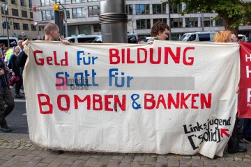 Rheinmetall Entwaffnen Kölner Parade gegen den Krieg. Zusammen gegen die Militarisierung der Gesellschaft | redpicture / R-mediabase | <a href=/confor2/?bld=95545&t=d&pst=95496&aid=81&dc=1645&i1=redpicture%20/%20R-mediabase><strong>Download Bild 95545...</strong></a> |