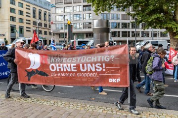 Rheinmetall Entwaffnen Kölner Parade gegen den Krieg. Zusammen gegen die Militarisierung der Gesellschaft | redpicture / R-mediabase | <a href=/confor2/?bld=95546&t=d&pst=95496&aid=81&dc=1645&i1=redpicture%20/%20R-mediabase><strong>Download Bild 95546...</strong></a> |