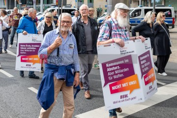 Rheinmetall Entwaffnen Kölner Parade gegen den Krieg. Zusammen gegen die Militarisierung der Gesellschaft | redpicture / R-mediabase | <a href=/confor2/?bld=95547&t=d&pst=95496&aid=81&dc=1645&i1=redpicture%20/%20R-mediabase><strong>Download Bild 95547...</strong></a> |