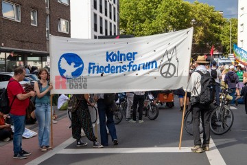Rheinmetall Entwaffnen Kölner Parade gegen den Krieg. Zusammen gegen die Militarisierung der Gesellschaft | redpicture / R-mediabase | <a href=/confor2/?bld=95548&t=d&pst=95496&aid=81&dc=1645&i1=redpicture%20/%20R-mediabase><strong>Download Bild 95548...</strong></a> |
