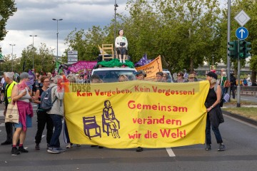 Rheinmetall Entwaffnen Kölner Parade gegen den Krieg. Zusammen gegen die Militarisierung der Gesellschaft | redpicture / R-mediabase | <a href=/confor2/?bld=95550&t=d&pst=95496&aid=81&dc=1645&i1=redpicture%20/%20R-mediabase><strong>Download Bild 95550...</strong></a> |