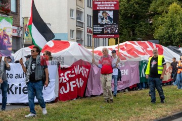 Rheinmetall Entwaffnen Kölner Parade gegen den Krieg. Zusammen gegen die Militarisierung der Gesellschaft | redpicture / R-mediabase | <a href=/confor2/?bld=95551&t=d&pst=95496&aid=81&dc=1645&i1=redpicture%20/%20R-mediabase><strong>Download Bild 95551...</strong></a> |