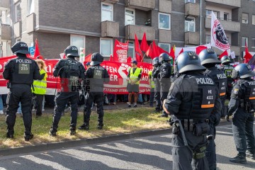 Rheinmetall Entwaffnen Kölner Parade gegen den Krieg. Zusammen gegen die Militarisierung der Gesellschaft | redpicture / R-mediabase | <a href=/confor2/?bld=95555&t=d&pst=95496&aid=81&dc=1645&i1=redpicture%20/%20R-mediabase><strong>Download Bild 95555...</strong></a> |